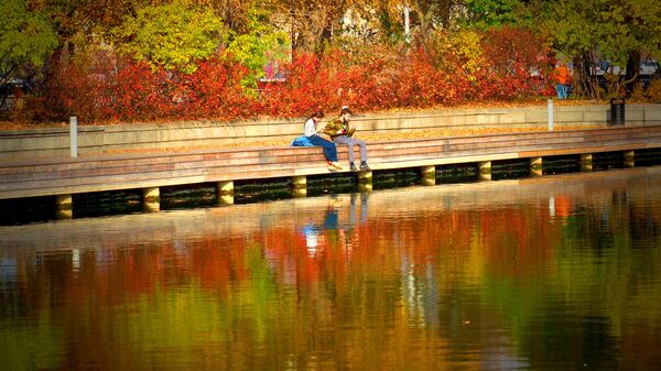 Молодые люди у Голицынского пруда в Центральном парке культуры и отдыха имени М. Горького