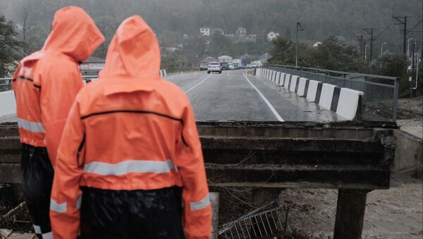 Аварийно-восстановительные работы на автодорожном мосту через реку Цыпка, разрушенном в результате аномального паводка на территории Краснодарского края