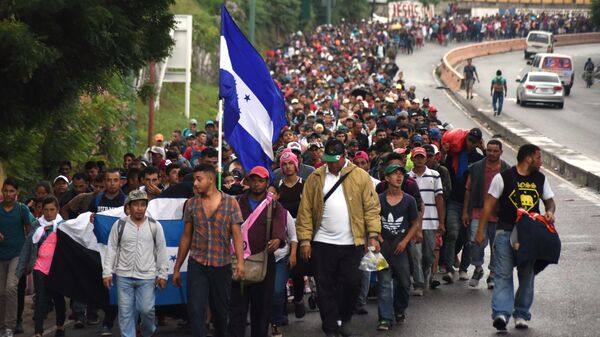 Караван мигрантов из Гондураса в США на дороге в городе Чикимула в Гватемале. 17 октября 2018