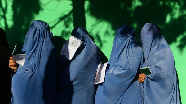 Женщины стоят в очереди, чтобы проголосовать на избирательном участке в провинции Герат, Афганистан