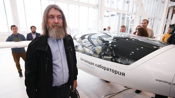 Путешественник и протоиерей Федор Конюхов во время презентации прототипа электросамолета для кругосветного полета. 25 октября 2018