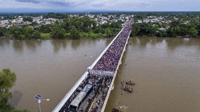 Караван мигрантов из Гондураса в США на мосту между Гватемалой и Мексикой 