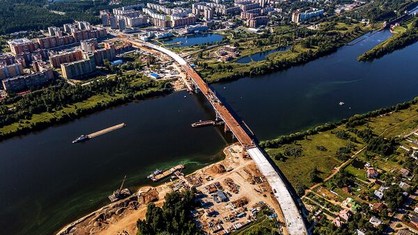 Строительство автомобильного моста через реку Волгу. Архивное фото