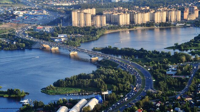 Вид на жилые дома в районе канала имени Москвы и Дмитровское шоссе. Архивное фото