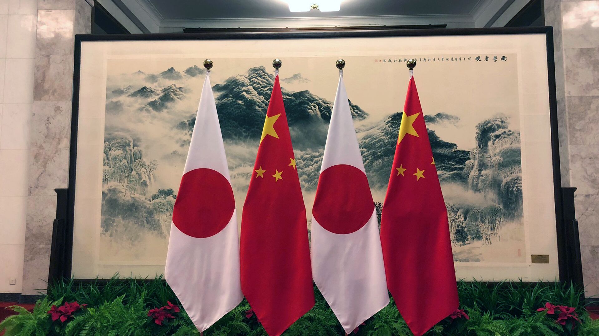 Флаги Японии и Китая в Доме народных собраний - РИА Новости, 1920, 09.09.2020