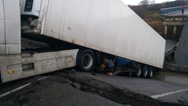 Автомобильный мост в районе села Осиновка в Михайловском районе Приморского края, обрушившийся во время проезда по нему большегрузного автомобиля Volvo. 26 октября 2018