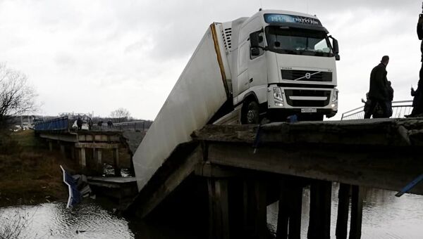 Автомобильный мост в районе села Осиновка в Михайловском районе Приморского края, обрушившийся во время проезда по нему большегрузного автомобиля Volvo. 26 октября 2018