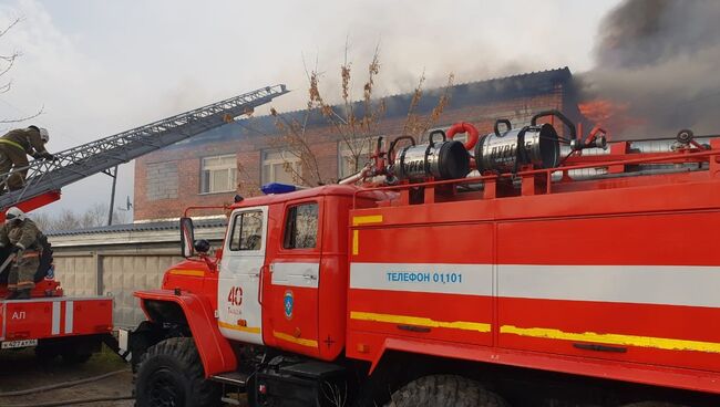 Пожар в ангаре в ангаре с мебелью в городе Тавда Свердловской области. 26 октября 2018