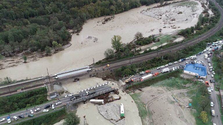 Размытые дороги и машины под водой - последствия наводнения на Кубани Размытые дороги и машины под водой - последствия наводнения на Кубани