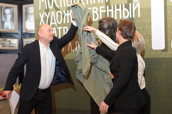 Худрук МХТ имени А. П. Чехова Сергей Женовач, сын Табакова актер Павел Табаков и вдова актриса Марина Зудина на церемония открытия скульптурного бюста Олега Табакова. 26 октября 2018 Худрук МХТ имени А. П. Чехова Сергей Женовач, сын Табакова актер Павел Табаков и вдова актриса Марина Зудина на церемония открытия скульптурного бюста Олега Табакова. 26 октября 2018