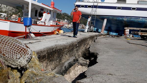 Поврежденный пирс после землетрясения в порту на острове Закинф, Греция. 26 октября 2018