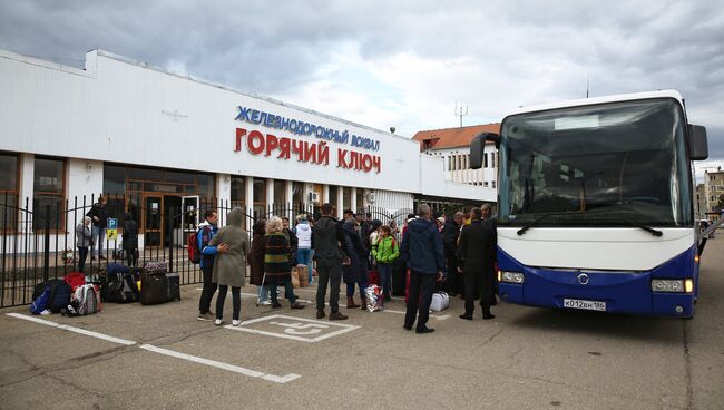 Пассажиры у железнодорожного вокзала города Горячий Ключ в Краснодарском крае, где добровольцы развернули полевой лагерь для организации питания пассажиров поездов. 26 октября 2018