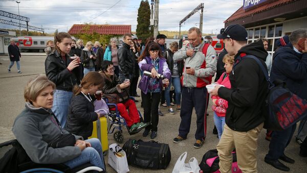 Пассажиры у железнодорожного вокзала города Горячий Ключ в Краснодарском крае. 26 октября 2018