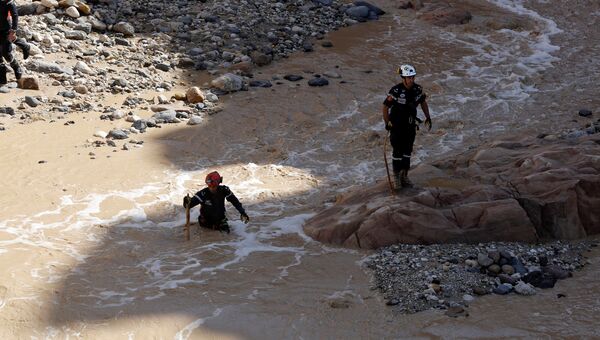 Специалисты Гражданской обороны ищут выживших после размыва местности близ мертвого моря в результате дождей, Иордания. 26 октября 2018
