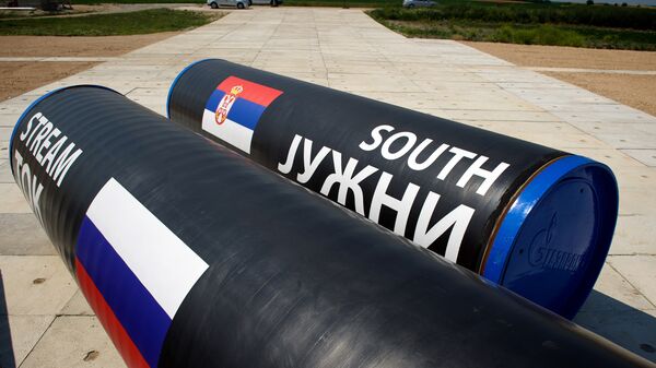 Трубы для строительства трубопровода Южный поток в 80 километрах к северу от столицы Сербии Белграда