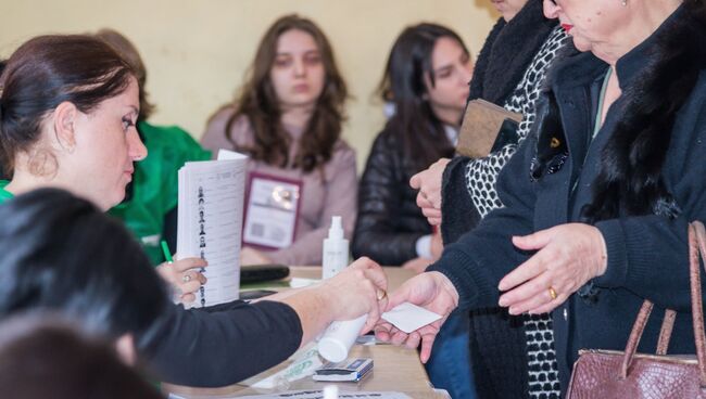 Женщина голосует на выборах президента Грузии на одном из избирательных участков в Тбилиси. 28 октября 2018