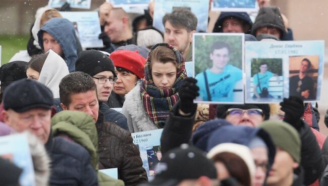 Участники акции Живой самолет в память о погибших в авиакатастрофе российского авиалайнера А321 над Синайским полуостровом в 2015 году. 28 октября 2018