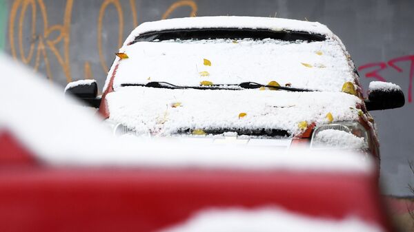 Автомобиль в снегу. Архивное фото