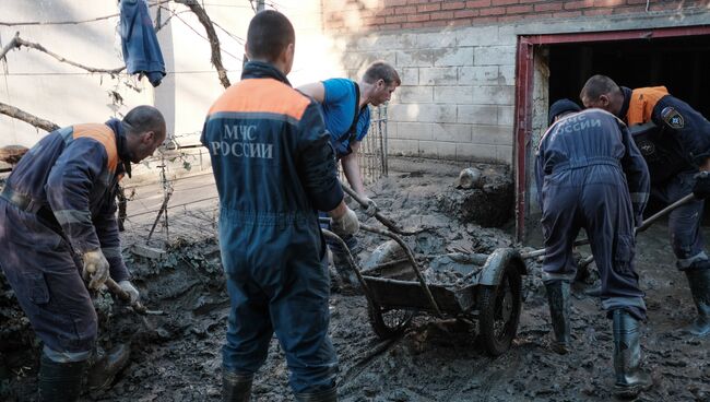 Спасатели во время устранения последствий наводнения в городе Хадыженск. 28 октября 2018