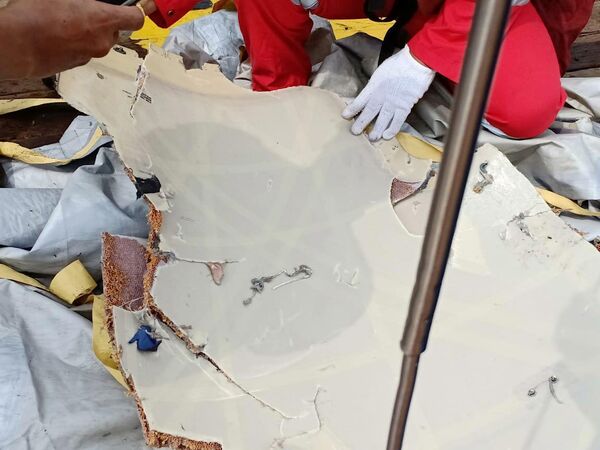 Обломки самолета Boeing 737, потерпевшего крушение в Индонезии