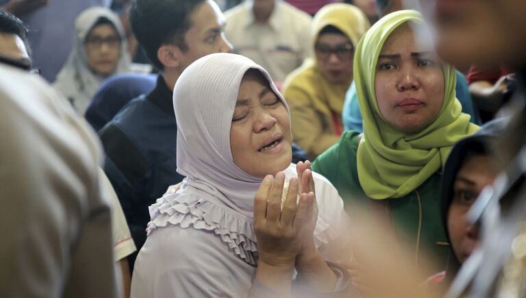 Родственники пассажиров самолета Boeing 737, потерпевшего крушение в Индонезии. 29 октября 2018 года