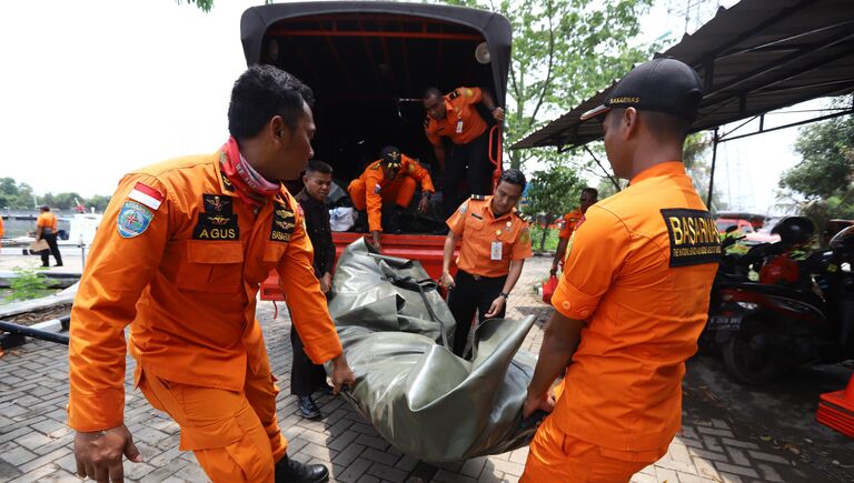Спасательная команда отправляется на поиски выживших на месте крушения Boeing 737 авиакомпании Lion Air в Индонезии. 29 октября 2018