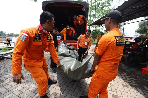 Спасательная команда отправляется на поиски выживших на месте крушения Boeing 737 авиакомпании Lion Air в Индонезии. 29 октября 2018