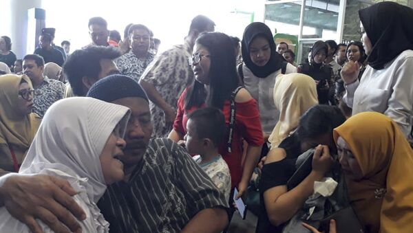 Родственники пассажиров Boeing 737  авиакомпании Lion Air, разбившегося у берегов острова Ява, ждут новостей в аэропорту города Панкалпинанг, Индонезия. 29 октября 2018