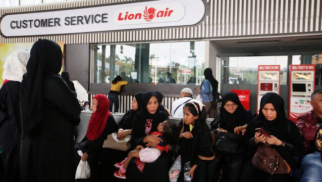 Пассажиры около стойки Lion Air в Международном аэропорту Сукарно-Хатта около Джакарты, Индонезия. 29 октября 2018