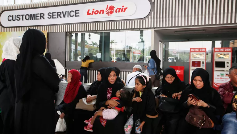 Пассажиры около стойки Lion Air в Международном аэропорту Сукарно-Хатта около Джакарты, Индонезия. 29 октября 2018 Пассажиры около стойки Lion Air в Международном аэропорту Сукарно-Хатта около Джакарты, Индонезия. 29 октября 2018