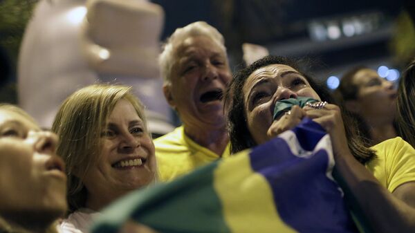 Сторонники Жаира Болсонару радуются его победе во втором туре выборов президента Бразилии. Архивное фото