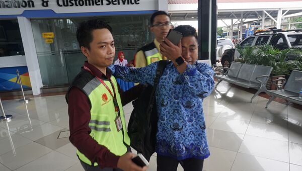 Родственник пассажиров Boeing 737 авиакомпании Lion Air, разбившегося у берегов острова Ява в международном аэропорту Сукарно-Хатта, в Тангеранге. 29 октября 2018 года