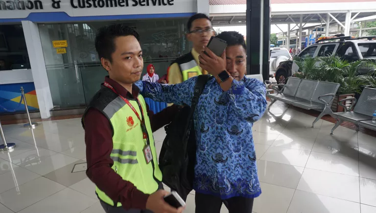 Родственник пассажиров Boeing 737 авиакомпании Lion Air, разбившегося у берегов острова Ява в международном аэропорту Сукарно-Хатта, в Тангеранге. 29 октября 2018 года Родственник пассажиров Boeing 737 авиакомпании Lion Air, разбившегося у берегов острова Ява в международном аэропорту Сукарно-Хатта, в Тангеранге. 29 октября 2018 года