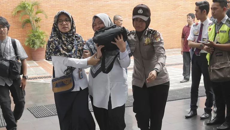 Родственники пассажиров Boeing 737 авиакомпании Lion Air, разбившегося у берегов острова Ява в международном аэропорту Сукарно-Хатта, в Тангеранге. 29 октября 2018 года Родственники пассажиров Boeing 737 авиакомпании Lion Air, разбившегося у берегов острова Ява в международном аэропорту Сукарно-Хатта, в Тангеранге. 29 октября 2018 года