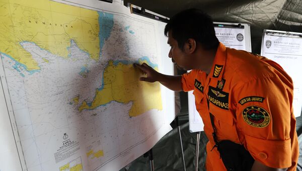 Спасатель показывает на карте место крушения самолета авиакомпании Lion Air рейс JT 610 в Индонезии
