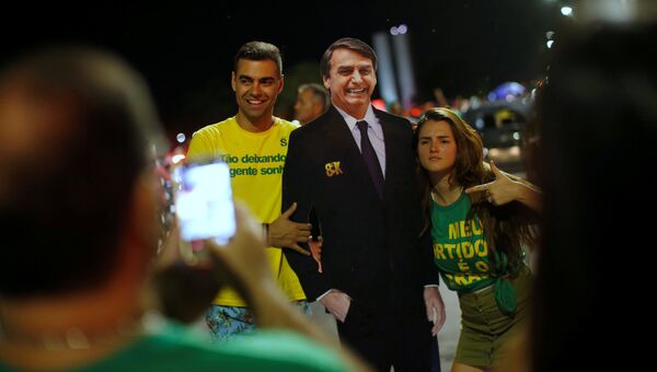 Сторонники Жаира Болсонару радуются его победе во втором туре выборов президента Бразилии. 28 октября 2018