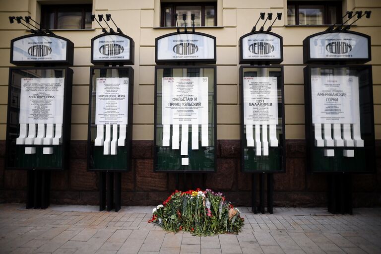 Цветы у входа в театр Ленком на Малой Дмитровке, где пройдет церемония прощания с актером театра и кино Николаем Караченцовым в театре Ленком в Москве