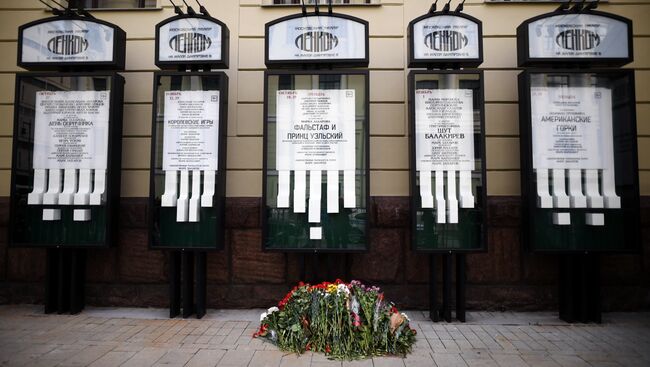 Цветы у входа в театр Ленком на Малой Дмитровке