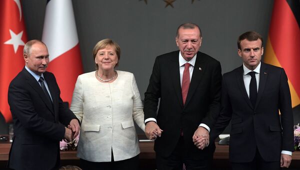 Президент России Владимир Путин, канцлер Германии Ангела Меркель, президент Турции Реджеп Тайип Эрдоган и президент Франции Эммануэль Макрон на пресс-конференции по итогам саммита по Сирии. 27 октября 2018