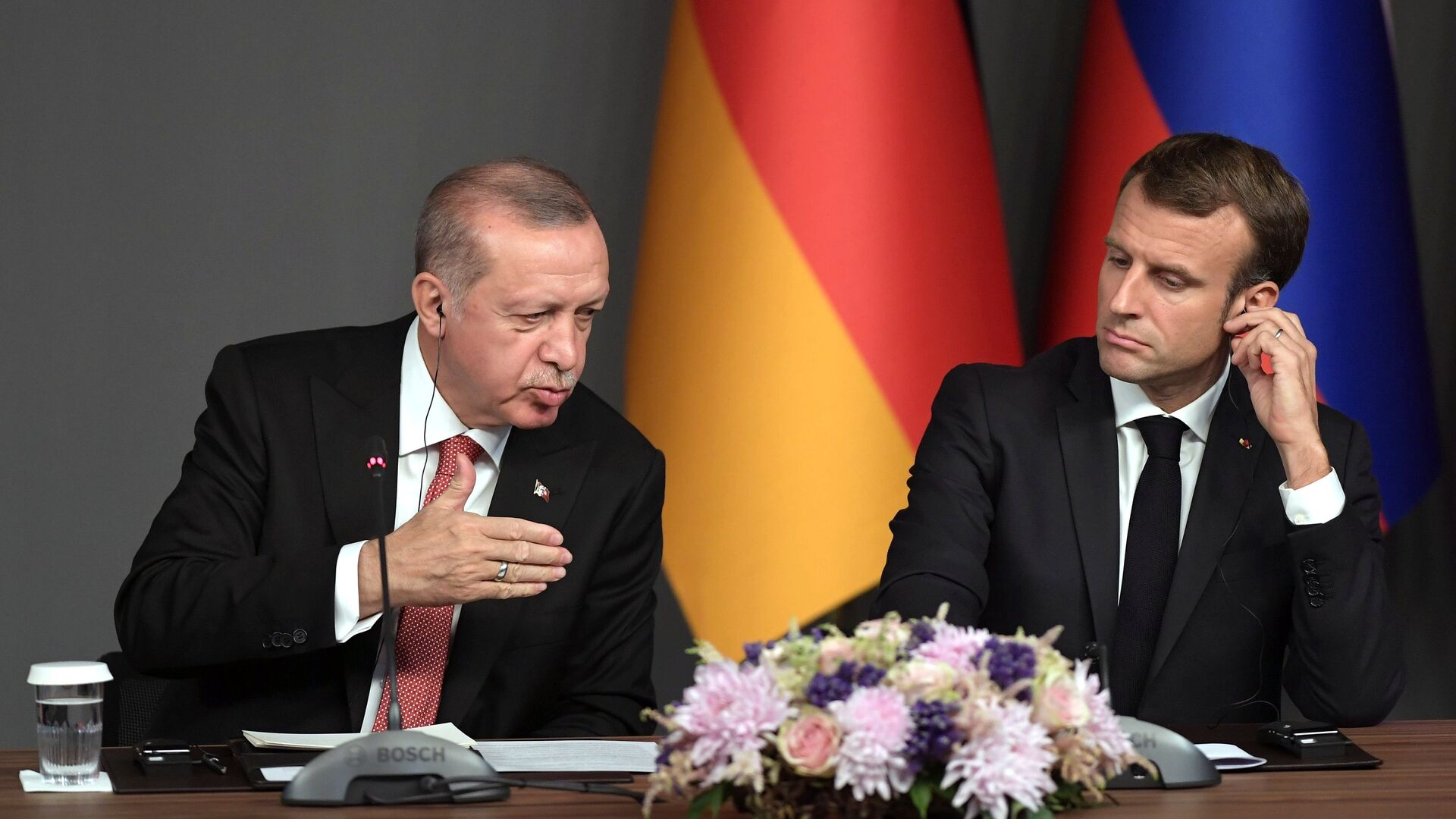 Президент Турции Реджеп Тайип Эрдоган и президент Франции Эммануэль Макрон на пресс-конференции по итогам саммита по Сирии. 27 октября 2018  - РИА Новости, 1920, 26.10.2020