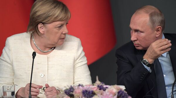Канцлер Германии Ангела Меркель, президент России Владимир Путин на пресс-конференции по итогам саммита по Сирии. 27 октября 2018
