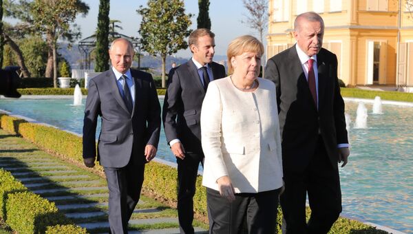 Президент России Владимир Путин, президент Франции Эммануэль Макрон, канцлер Германии Ангела Меркель и президент Турции Реджеп Тайип Эрдоган в Стамбуле. 27 октября 2018