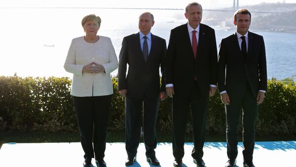 Канцлер Германии Ангела Меркель , президент России Владимир Путин, президент Турции Реджеп Тайип Эрдоган и президент Франции Эммануэль Макрон в Стамбуле. 27 октября 2018