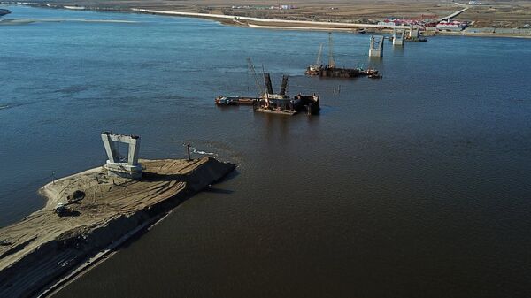 Опоры строящегося моста между российским городом Благовещенск и китайским городом Хэйхэ на реке Амур.