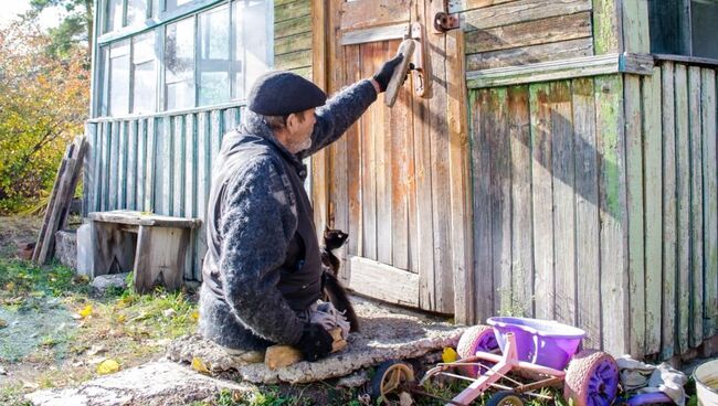 Александр Гаранжа третий год живет без ног в доме без света и тепла