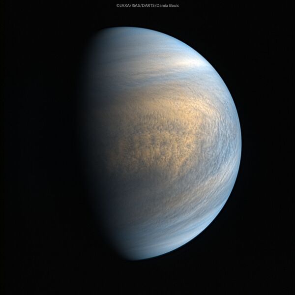 Фотография Венеры в оптическом и ультрафиолетовом диапазоне, полученная камерами зонда Акацуки