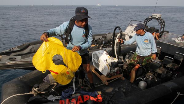 Спасательный жилет, найденный после крушения  самолета авиакомпании Lion Air в Индонезии. 29 октября 2018