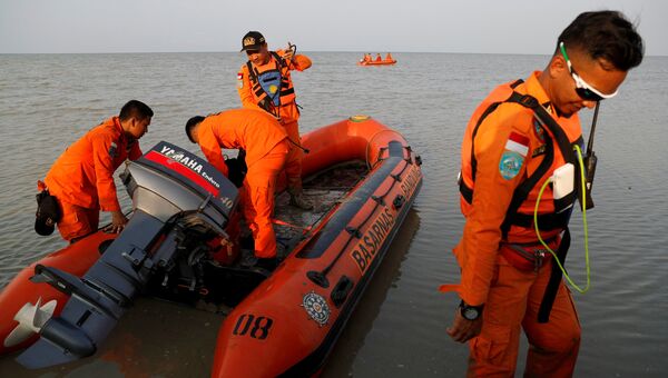 Индонезийские спасатели во время поисковой операции после крушения самолета авиакомпании Lion Air