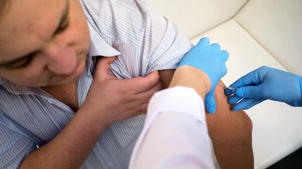 Медик делает прививку против гриппа. Архивное фото