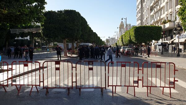Ограждение на месте теракта в Тунисе